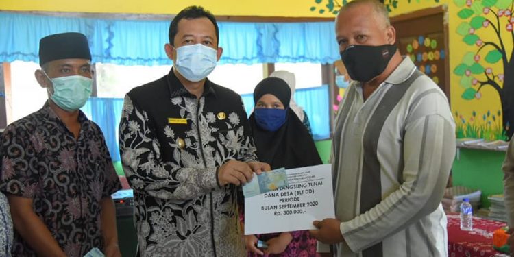 Wabup Muarojambi Serahkan BLT Dana Desa di Jaluko