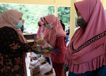 Bupati Masnah Beri Bantuan 100 Paket Sembako di Desa Danau Sarang Elang