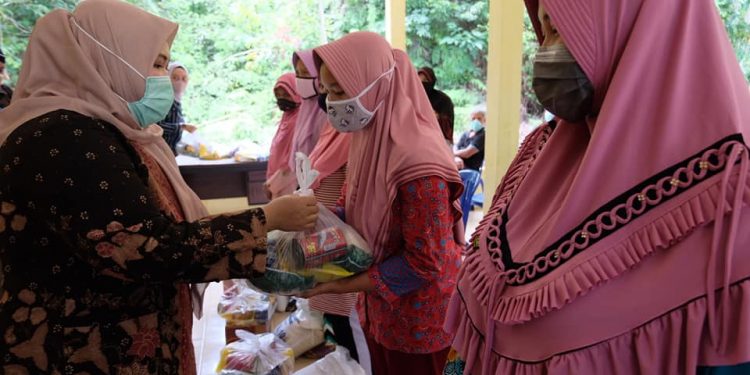 Bupati Masnah Beri Bantuan 100 Paket Sembako di Desa Danau Sarang Elang