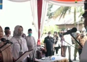 Bupati Masnah Lantik Plt Kades Bukit Baling