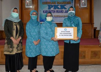 Ketua TP PKK Muaro Jambi Terima Bantuan Masker Dari Ketua TP PKK Provinsi Jambi