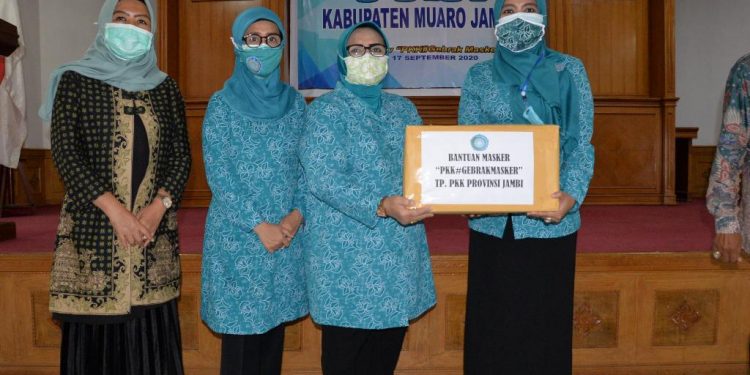 Ketua TP PKK Muaro Jambi Terima Bantuan Masker Dari Ketua TP PKK Provinsi Jambi