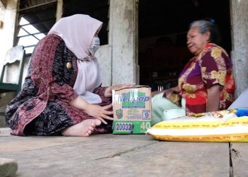 Bupati Masnah Serahkan Bantuan Bagi Warga Terkena Dampak Covid-19