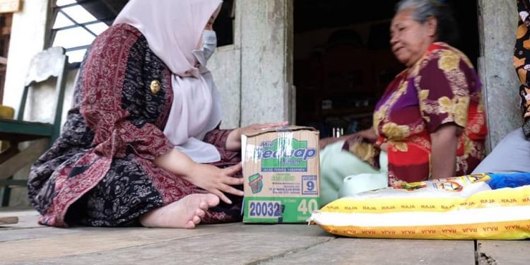 Bupati Masnah Serahkan Bantuan Bagi Warga Terkena Dampak Covid-19