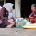 Bupati Masnah Serahkan Bantuan Bagi Warga Terkena Dampak Covid-19