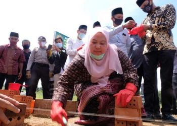 Bupati Masnah Hadiri Peletakan Batu Pertama Ponpes Darul Arifin