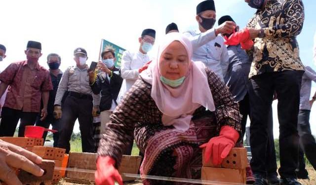 Bupati Masnah Hadiri Peletakan Batu Pertama Ponpes Darul Arifin