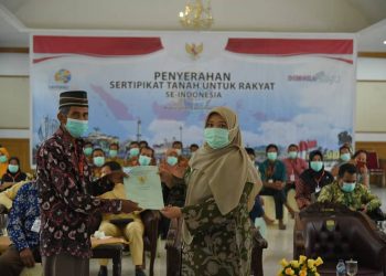 Bupati Mengikuti Acara Vidcon Lansung Dari Istana Negara Dalam Acara Penyerahan Sertifikat Tanah