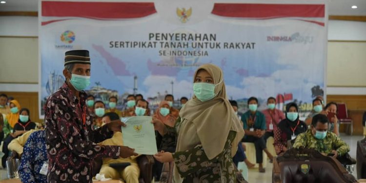 Bupati Mengikuti Acara Vidcon Lansung Dari Istana Negara Dalam Acara Penyerahan Sertifikat Tanah