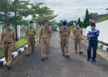 21 Tahun Kabupaten Muarojambi, Plt. Sekda Berikan Kue Ulang Tahun Ke Bupati Masnah