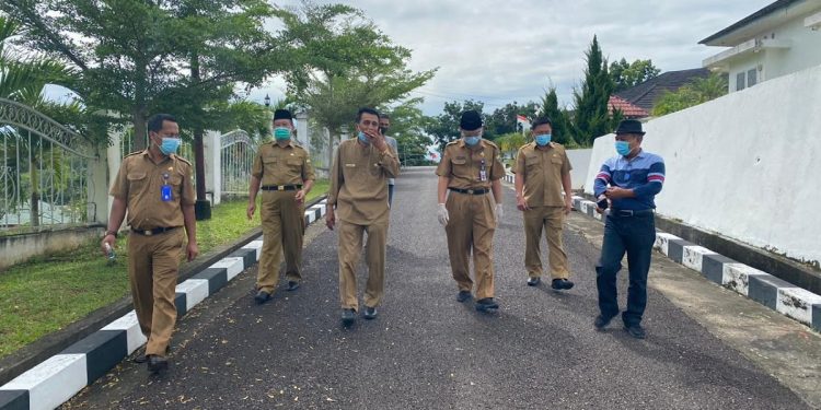 21 Tahun Kabupaten Muarojambi, Plt. Sekda Berikan Kue Ulang Tahun Ke Bupati Masnah