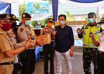 Sekda Muaro Jambi Serahkan Bantuan Madu dan Bingkisan Kepada Petugas Jaga