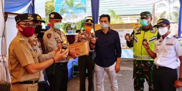 Sekda Muaro Jambi Serahkan Bantuan Madu dan Bingkisan Kepada Petugas Jaga