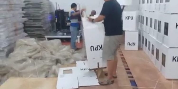 KPU Tanjabtim Selesai Merakit Kotak Suara Pilkada Tahun 2020