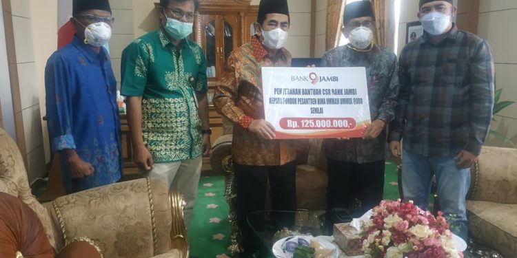 Walikota Sungai Penuh Serahkan Bantuan Pembangunan Pesantren Ummul Quro.