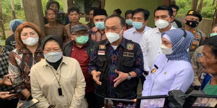 Bupati Batanghari Dampingi Menteri Sosial RI Tinjau Perekaman Data NIK