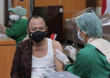Kadis PUPR Provinsi Jambi Ikuti Vaksinasi  Covid-19 Tahap Pertama