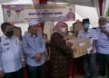 Pemkab Muaro Jambi Beri Bansos Kepada Masyarakat Desa Penyengat Olak