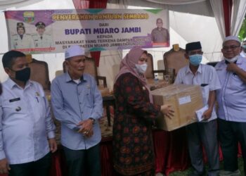 Pemkab Muaro Jambi Beri Bansos Kepada Masyarakat Desa Penyengat Olak