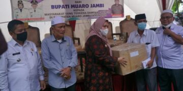 Pemkab Muaro Jambi Beri Bansos Kepada Masyarakat Desa Penyengat Olak