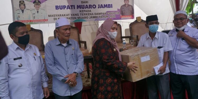 Pemkab Muaro Jambi Beri Bansos Kepada Masyarakat Desa Penyengat Olak