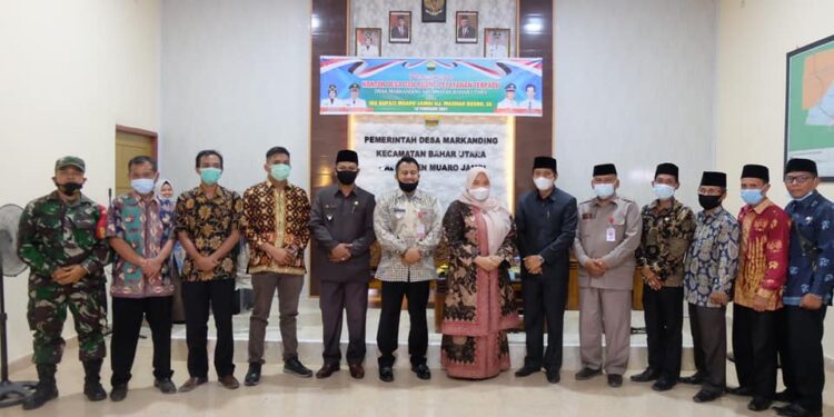 Bupati Muaro Jambi Resmikan Kantor Desa dan Beri Bansos
