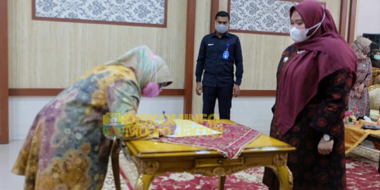 Bupati Muaro Jambi Dilantik Oleh Bunda Paud Provinsi Jambi Hj. Rahimah fachrori