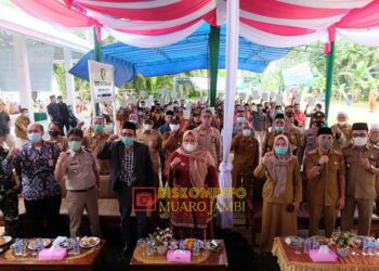 Bupati Masnah Albusyro Serahkan Sertifikat Dan Resmikan Pasar Rakyat