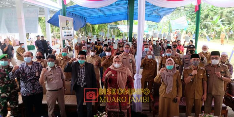 Bupati Masnah Albusyro Serahkan Sertifikat Dan Resmikan Pasar Rakyat