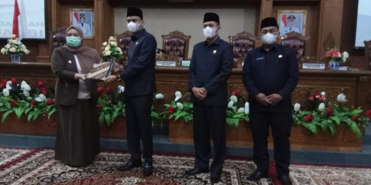 Rapat Paripurna, DPRD Muaro Jambi Sampaikan LKPJ Bupati TA 2020