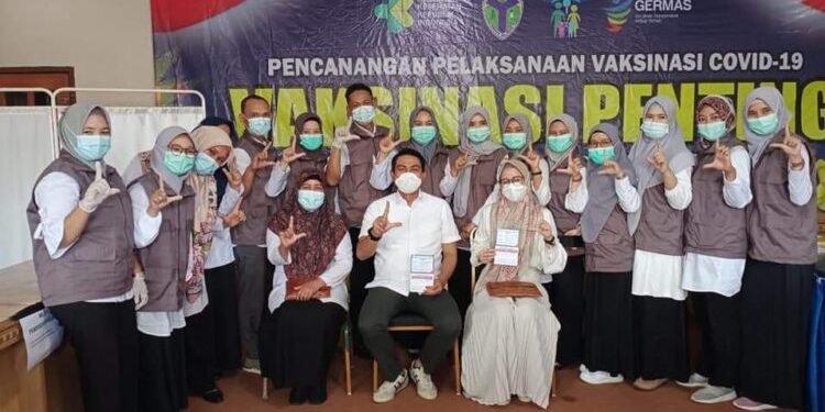 Bupati Batanghari Beserta Isteri Ikuti Program Vaksinasi Periode Pertama
