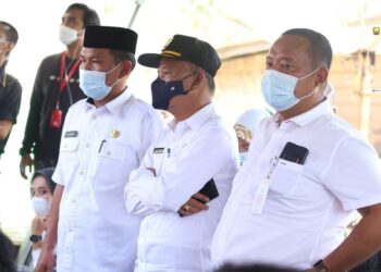 Kunjungi ke Lokasi Pembuatan e-KTP SAD, Kadis PUPR M Fauzi Dampingi Mensos dan Pj Gubernur
