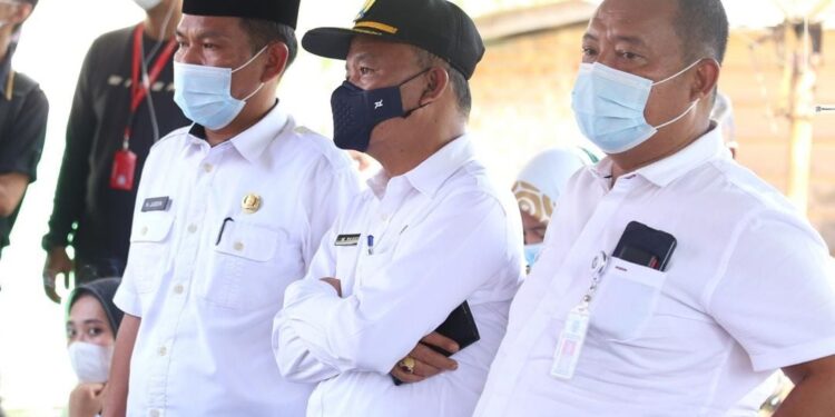 Kunjungi ke Lokasi Pembuatan e-KTP SAD, Kadis PUPR M Fauzi Dampingi Mensos dan Pj Gubernur