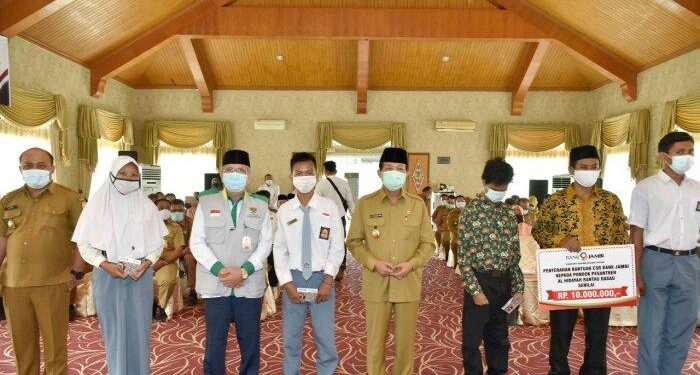 Gubernur Jambi Serahkan Bantuan Biaya Pendidikan Untuk Memotivasi  Mewujudkan Prestasi