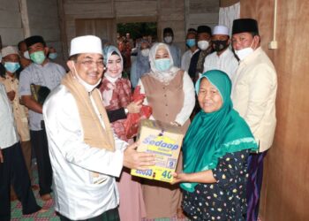 Bupati dan Wabup Salurkan Bantuan Pada Warga Kurang Mampu