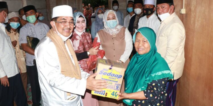 Bupati dan Wabup Salurkan Bantuan Pada Warga Kurang Mampu