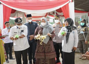 Bupati Muaro Jambi Serahkan Sertipikat Tanah Dan Resmikan Kantor Desa Talang Kerinci