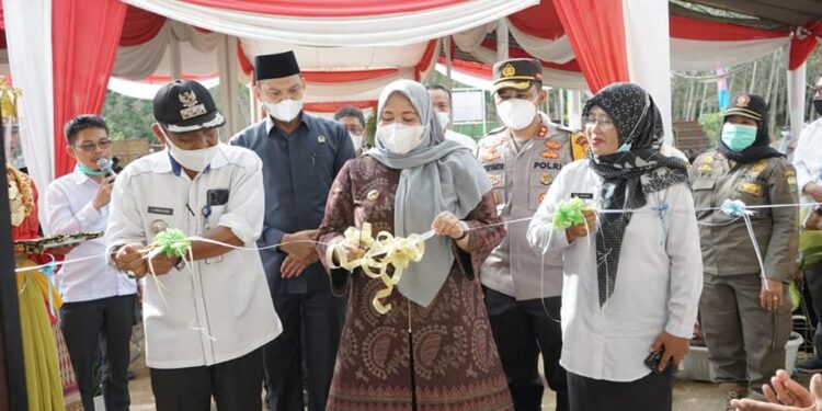 Bupati Muaro Jambi Serahkan Sertipikat Tanah Dan Resmikan Kantor Desa Talang Kerinci