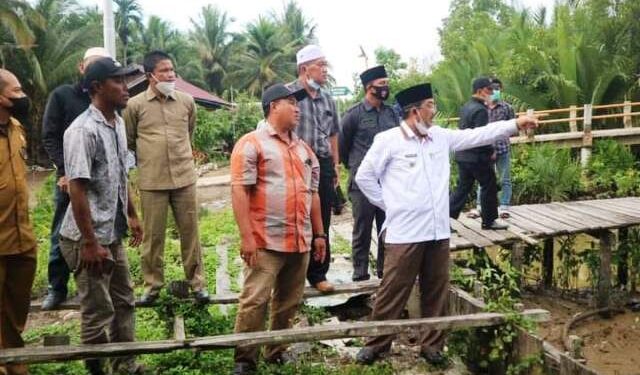 Bupati Tanjab Barat Tinjau Langsung Pintu Air Di Desa Tungkal