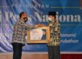 Gubernur Fachrori Umar Terima Penghargaan PWI Jambi Award Sebagai Kepala Daerah Konsen  Melestarikan Budaya Lokal