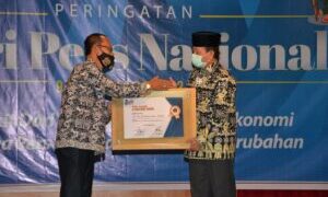 Gubernur Fachrori Umar Terima Penghargaan PWI Jambi Award Sebagai Kepala Daerah Konsen  Melestarikan Budaya Lokal