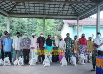 Bupati Muaro Jambi Serahkan Bantuan Sembako Kepada Masyarakat Terdampak COVID-19