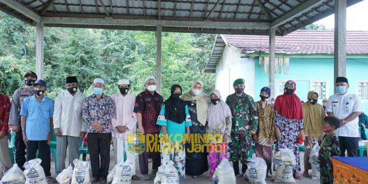 Bupati Muaro Jambi Serahkan Bantuan Sembako Kepada Masyarakat Terdampak COVID-19