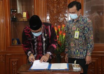 Sekda Sudirman Serahkan SK Penetapan Lokasi Pengadaan Tanah Pembangunan Jalan
