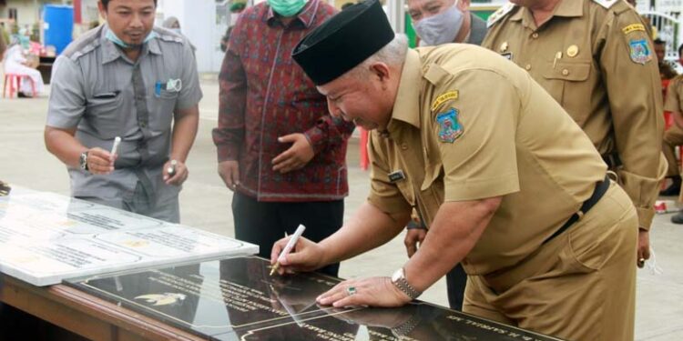 Bupati Tanjab Barat Resmikan Proyek Sarana Fisik 2016-2020