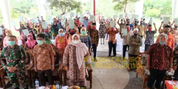 Bupati Masnah Kembali Berikan Sertipikat Tanah Ke Masyarakat  Dua Desa