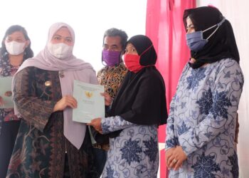 Bupati Muaro Jambi Serahkan Sertifikat Tanah Dan Beri Bantuan