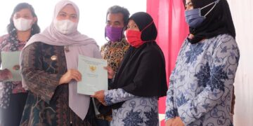 Bupati Muaro Jambi Serahkan Sertifikat Tanah Dan Beri Bantuan