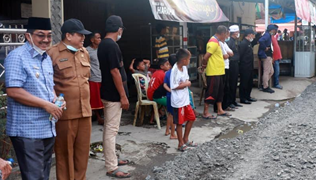 Bupati Tanjab Barat Tinjau Langsung Proses Perbaikan Jalan
