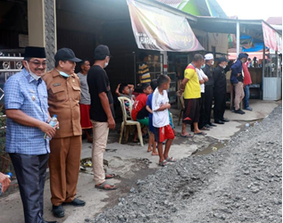 Bupati Tanjab Barat Tinjau Langsung Proses Perbaikan Jalan